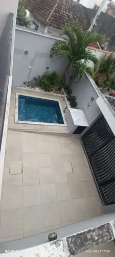 Alugo casa duplex com piscina, condomínio Jardim do Outeiro.