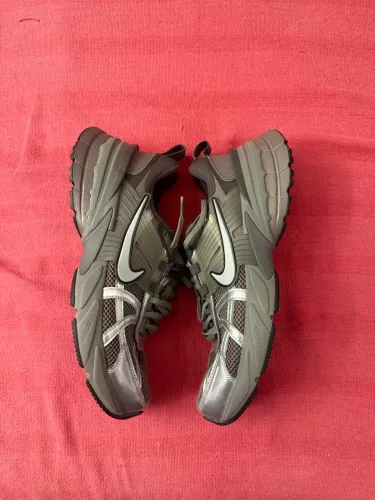 TENIS NIKE V2K RUN CAVE STONE 42