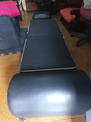 Cama poltrona solteiro com encosto de cabeça e descanso de pé