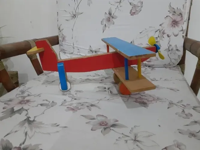 AVIÃO DE MADEIRA DE BRINQUEDO
