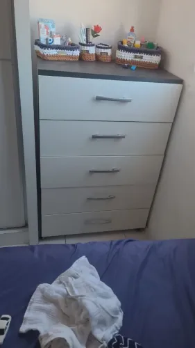 Vendo cômoda infantil 100% MDF ultra resistente, com rodas e corrediças telescópicas 