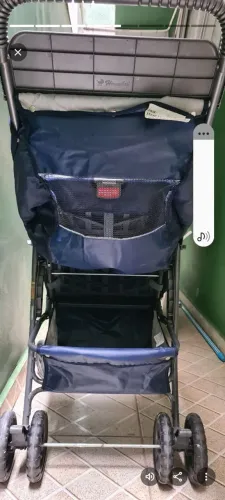Carrinho de bebê azul