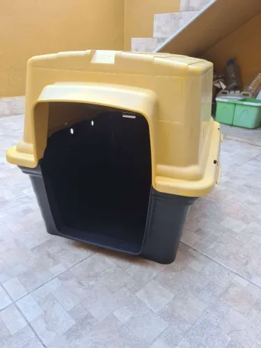 Casinha grande em plástico 2 em 1 para cachorro.