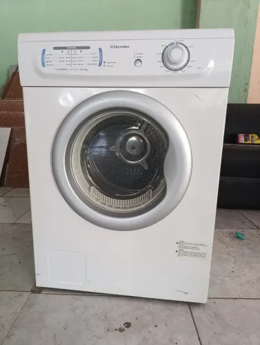 Secadora de roupa Electrolux 10kg turbo semi nova Rápida STR10-branca