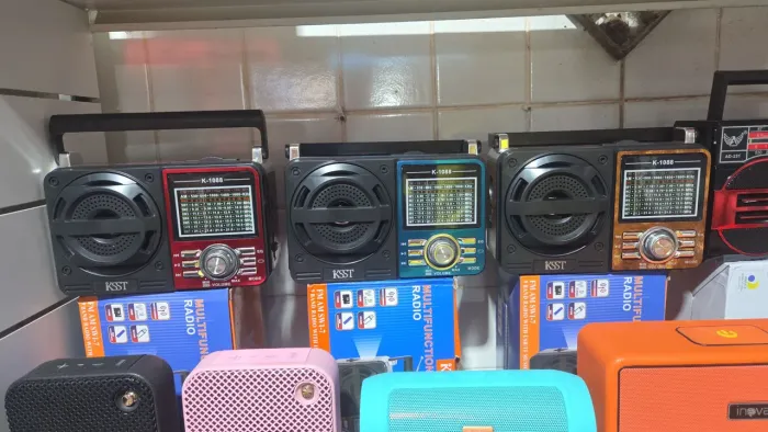 Rádio Recarregável AM/FM (SOMOS LOJA)