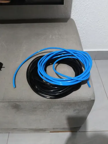 Vendo 8 metros do fio 16 preto e 4 metros de fio 16 azul marca camdumig