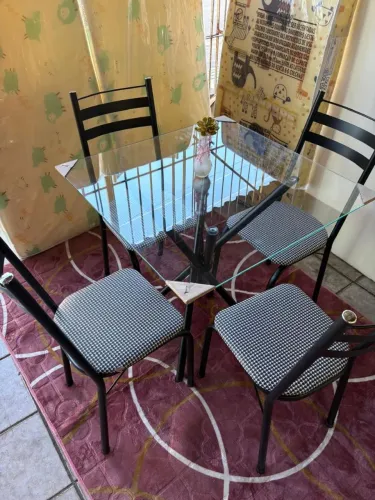 Mesa com tampo de vidro quatro cadeiras