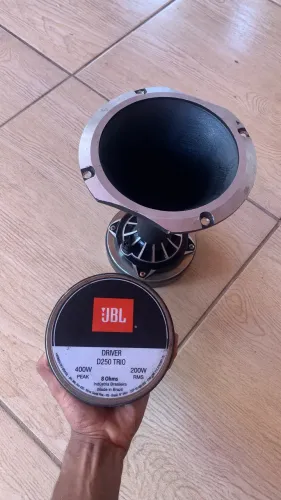 DUAS CORNETAS JBL D250 TRIO, SÃO NOVAS E ORIGINAIS  200$ CADA UMA  E CONE VAI DE BRINDE