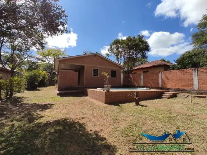 Velleda oferece fantástico sítio em condomínio fechado em Águas Claras, com piscina e galp
