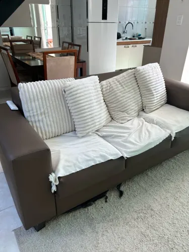 Sofá com almofada e manta