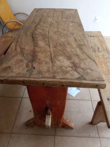 Mesa de madeira rústica 