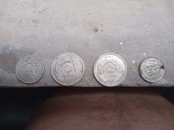 Moedas de bronze e cobre e moedas antigas para colecionador são um total de 9 moedas.