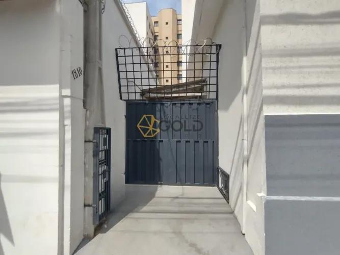 Casa com 2 Quartos, sendo 2 Suítes, Área de serviço no Centro.