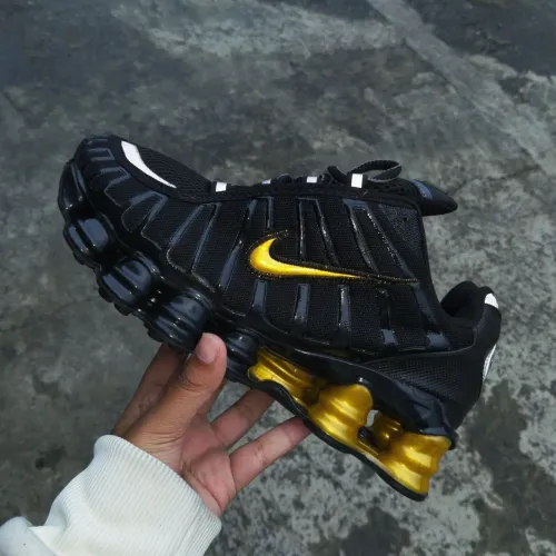 Nike Shox 12 Mola colaboração Neymar Júnior/ Preto e dourado