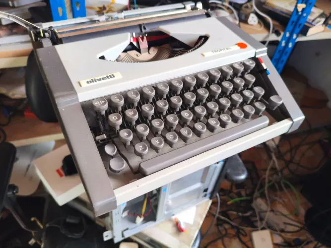Mini Máquina de Escrever Olivetti Tropical - Manutenção ou Enfeite 