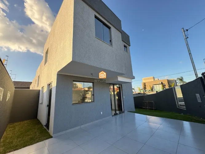 Casa ampla com 3 quartos, suíte e 2 vagas!