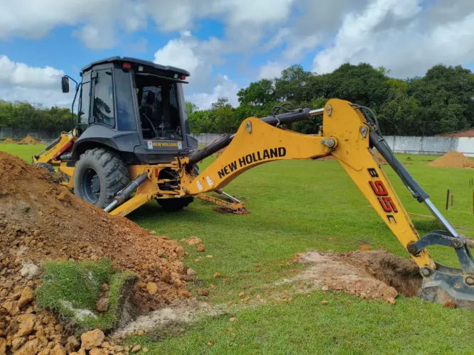 Aluga-se Retroescavadeira New Holland