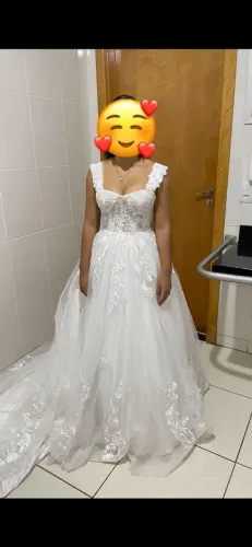 Vendo lindíssimo Vestido de Noiva usado.