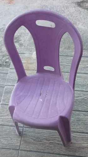 Cadeira de plástico infantil