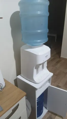 SUPORTE COM BEBEDOURO BRITANIA ELETRICO ÁGUA GELADA E QUENTE COM DUAS BOMBONAS DE ÁGUA