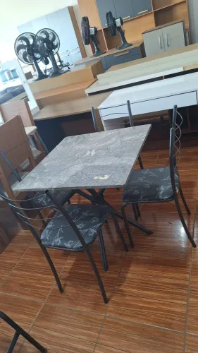 Mesa com 4 cadeiras