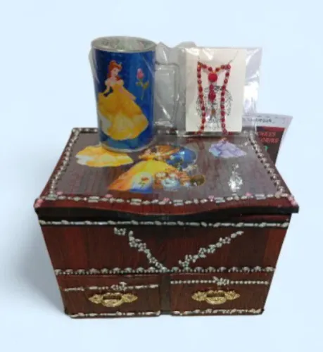 Porta maquiagem Baú Branca de Neve 2 gavetas +1 caneca acrílica+ 1colar coração 