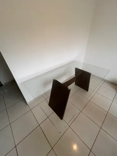 MESA COM TAMPO DE VIDRO + 4 CADEIRAS