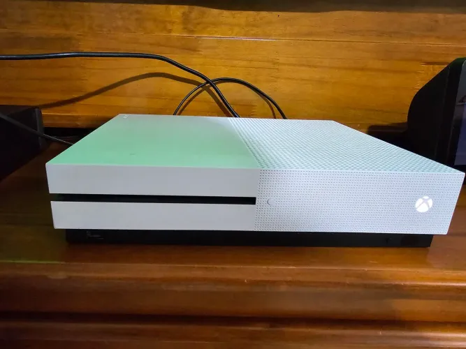 Xbox One S com controle super conservado 