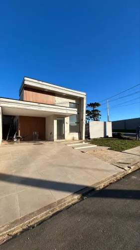 CASA C/ PISCINA EM CONDOMÍNIO