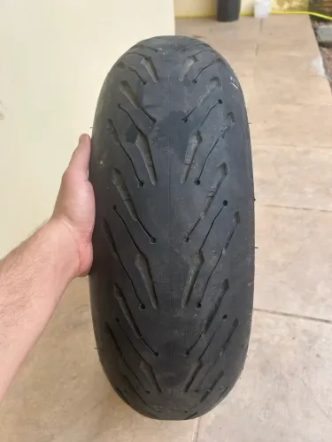 Pneu Michelin em estado de  novo muito pouco uso