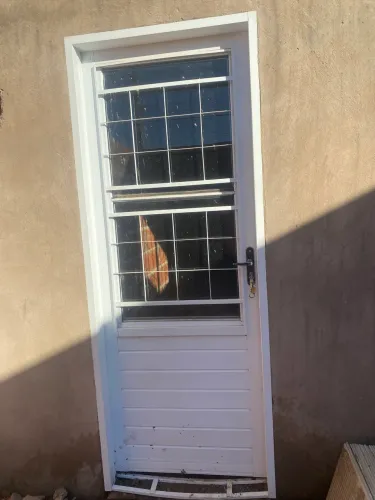 Vende-se janela e porta
