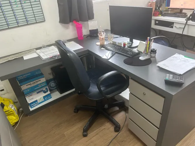 Mesa em MDF formato em L para escritório