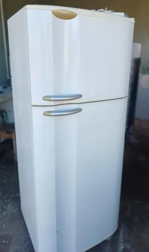 Vendo geladeira grande, 100%, entrego, pego a sua usada, parcelo cartão