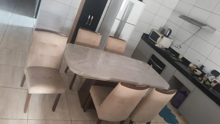 Vendo mesa 6 cadeiras, com vidro quebrado