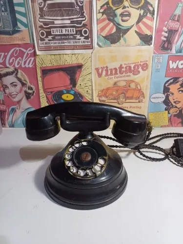 Telefone antigo em baquelite estilo pata de elefante década de 1930