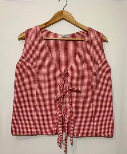 Colete cropped xadrez vermelho com branco estilo regata