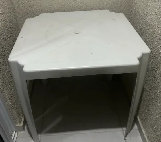Mesa branca acompanha pano