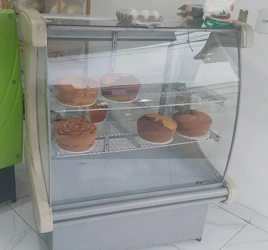Expositor de bolos, tortas, pães.