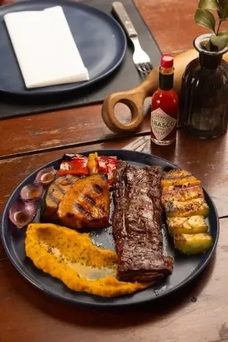 Vaga para 1 cozinheiro e 1 churrasqueiro noite