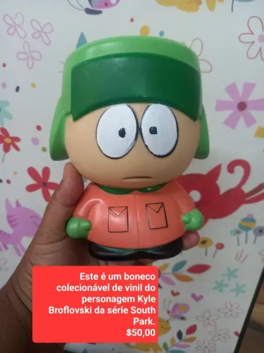 Este é um boneco colecionável de vinil do personagem Kyle Broflovski da série South Park.