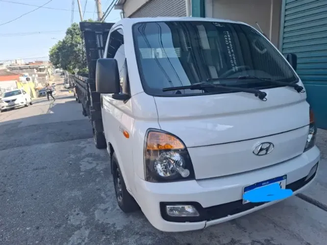 HR Hyundai com caçamba de madeira - 2019/2018 - Baixo Km 115mil