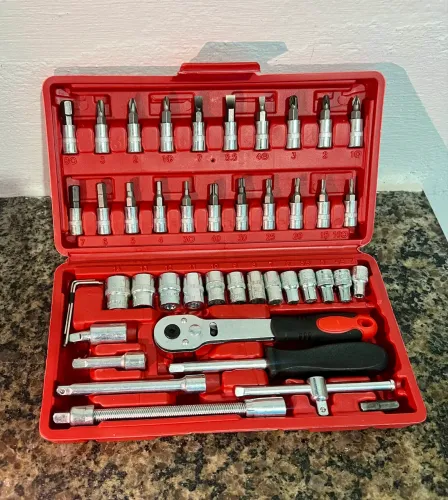 Kit de Ferramentas 46 Peças com Catraca e Soquetes