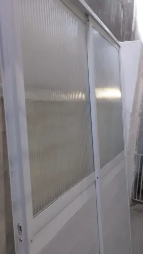 Vendo porta de alumínio na cor branca, com 02 folhas. 1,60m x 2,20m.