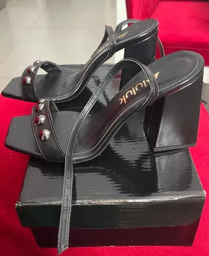 sandalia preta salto