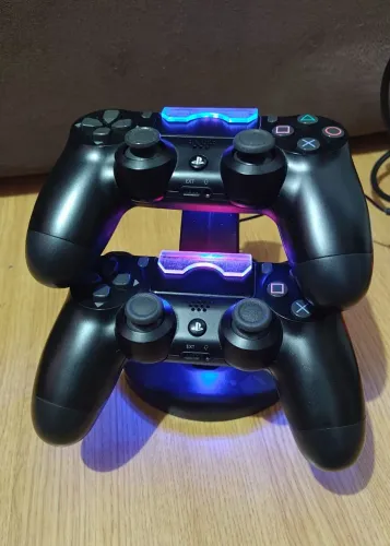 2 Controles Originais PS4 + Base Carregadora Dupla Sony/DualShock 4