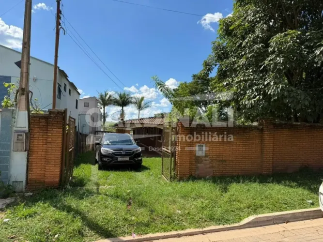 Casa de terreno inteiro (500 m2) a apenas um quarteirão da represa.