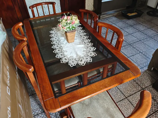 Conjunto Mesa de Jantar de Madeira + 6 Cadeiras (Com vidro)