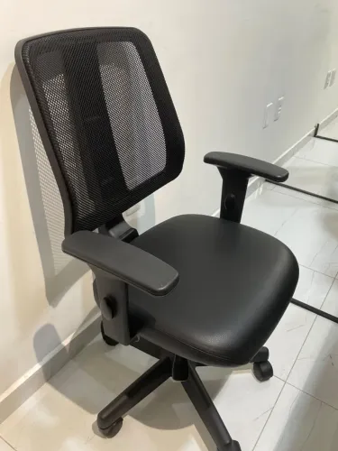 Cadeira de escritório ergonômica - seminova