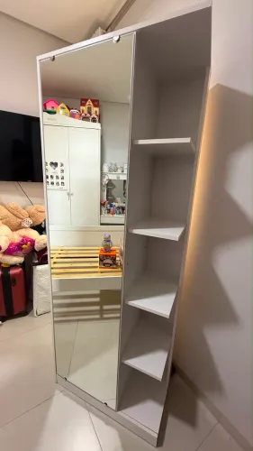 ARMÁRIO MULTIUSO COM ESPELHO E NICHOS