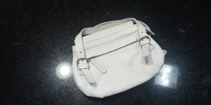 bolsinha em couro branco marca Getúlio.